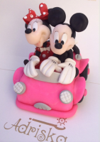 Mickey y Minie en auto